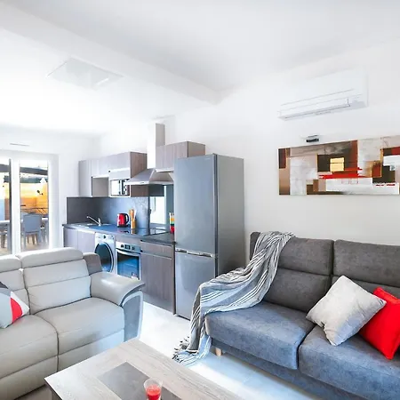 Superbe Appartement A 2 Pas Des Halles, Climatise, Terrasse, Garage Narbonne Exterior photo
