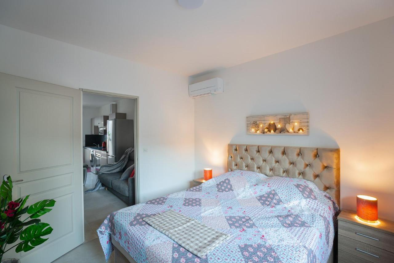 Superbe A 2 Pas Des Halles, Climatise, Terrasse, Garage Apartment