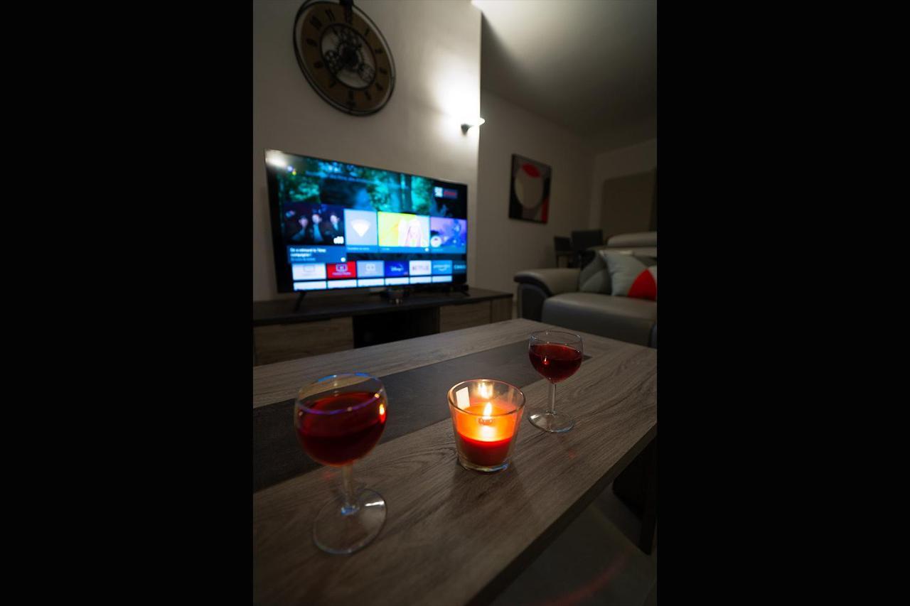 Superbe A 2 Pas Des Halles, Climatise, Terrasse, Garage Apartment